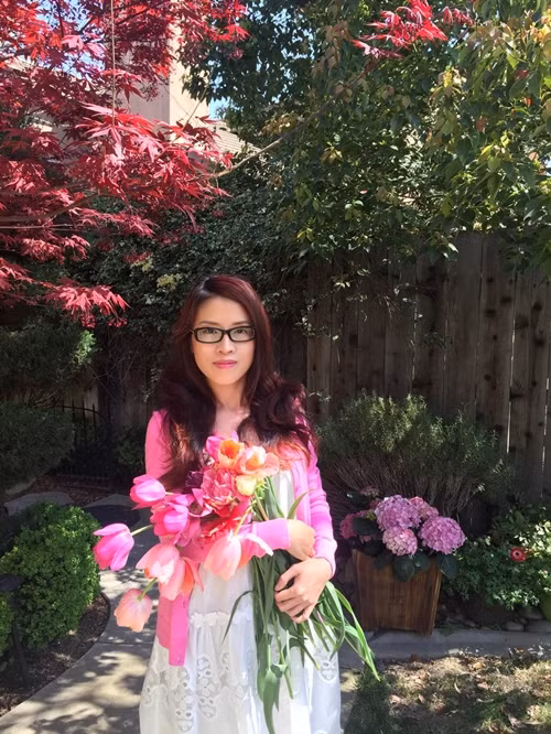  Kể về hành trình cải tạo mảnh vườn 800 m2 thành thảm hoa muôn màu, chị Jacqueline Đỗ, 42 tuổi, nhiều lần nhấn mạnh: 'Với tôi trồng hoa là đam mê. Còn với con trai tôi, đó là hạnh phúc'. Gia đình chị Jacqueline sống tại thành phố Salida thuộc tiểu bang California. Căn nhà nơi chị cùng chồng và hai con sống được bao quanh bởi hàng nghìn khóm hoa khoe sắc suốt bốn mùa.