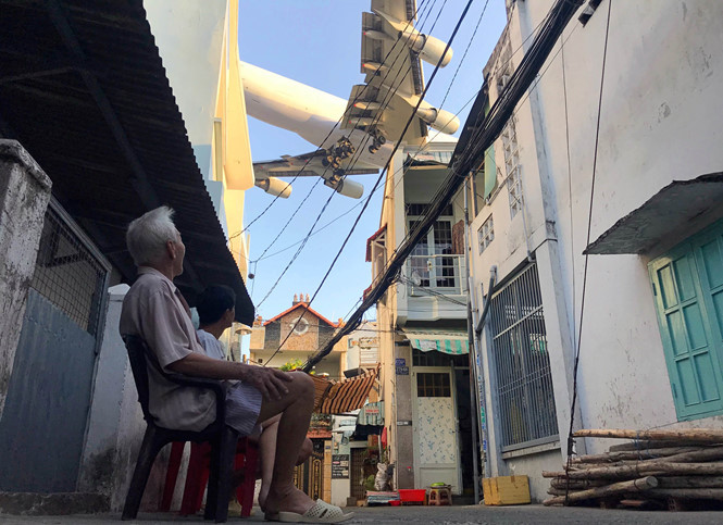  Đối với người dân ở khu vực P.10, Q.Gò Vấp việc máy bay bay ngay trên đầu là điều đã rất quen thuộc trong cuộc sống
