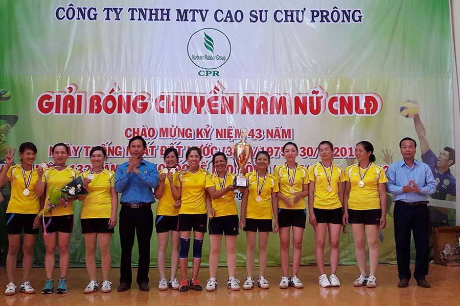 Trao giải vô địch bóng chuyền nữ cho Nông trường Thống Nhất. Ảnh: Đinh Yến