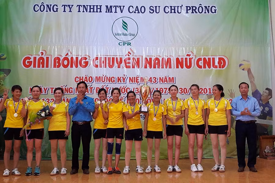  Trao giải vô địch bóng chuyền nữ cho Nông trường Thống Nhất. Ảnh: Đinh Yến