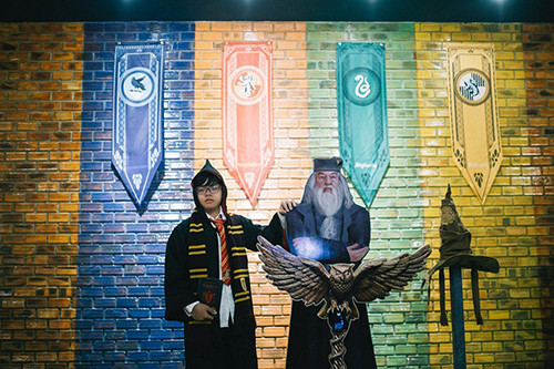 Nổi bật là phòng ăn mô phỏng tại trường Hogwarts, ở vị trí trung tâm đặt chiếc cúp Triwizard. Hình ảnh giáo sư Albus Dumbledore ở trước cờ của 4 nhà khiến nhiều fan thích thú chụp ảnh. Bạn sẽ phải trả 20.000 đồng cho một lần sử dụng trang phục và vật dụng trang trí để hoá thân thành phù thuỷ. Nổi bật là phòng ăn mô phỏng tại trường Hogwarts, ở vị trí trung tâm đặt chiếc cúp Triwizard. Hình ảnh giáo sư Albus Dumbledore ở trước cờ của 4 nhà khiến nhiều fan thích thú chụp ảnh. Bạn sẽ phải trả 20.000 đồng cho một lần sử dụng trang phục và vật dụng trang trí để hoá thân thành phù thuỷ.