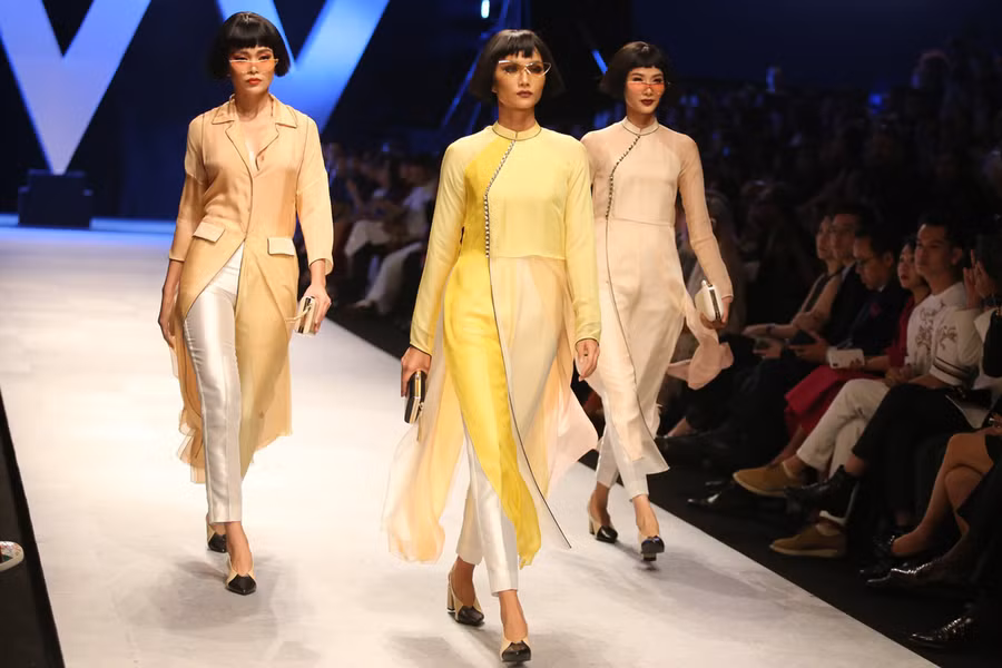 Và nhà thiết kế Công Trí đã vận dụng triệt để những tinh túy này và cả triết lý sáng tạo của Coco để tạo nên những tà áo dài cách tân quen thuộc mà cuốn hút một cách đầy thuyết phục