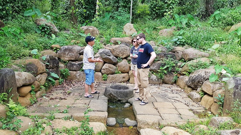 Du khách say sưa nghe hướng dẫn viên thuyết minh về giếng cổ Gio An. Du khách say sưa nghe hướng dẫn viên thuyết minh về giếng cổ Gio An.