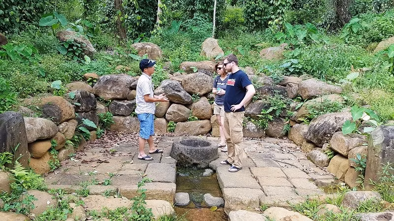 Du khách say sưa nghe hướng dẫn viên thuyết minh về giếng cổ Gio An.