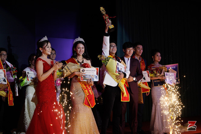 Mã Phương Quỳnh (thứ 2 từ trái sang) lúc đăng quang