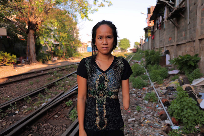 Chị Lan, người phụ nữ mưu sinh ở khu vực ga Sài Gòn bằng nghề nhặt ve chai, nhưng không may bị tai nạn tàu làm cụt cánh tay trái hồi năm 6 tuổi