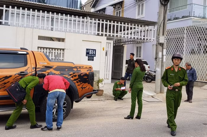 Khám nghiệm hiện trường và ô tô bị trúng đạn 