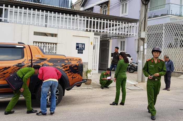 Khám nghiệm hiện trường và ô tô bị trúng đạn Khám nghiệm hiện trường và ô tô bị trúng đạn
