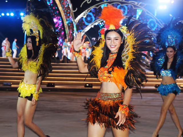 Trong trang phục lông vũ, những vũ công trẻ càng thêm thu hút mọi ánh nhìn của khán giả.