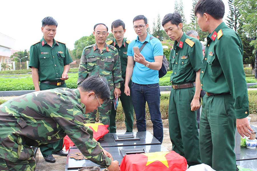  Các lực lượng tiến hành mai táng 2 bộ hài cốt liệt sĩ. Ảnh: Vũ Duy Hiển