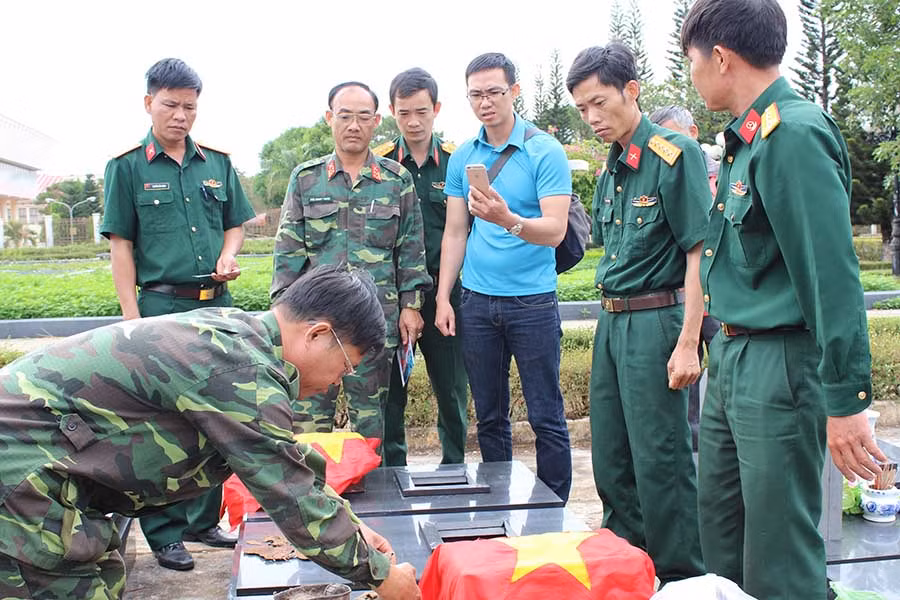  Các lực lượng tiến hành mai táng 2 bộ hài cốt liệt sĩ. Ảnh: Vũ Duy Hiển