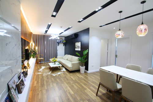 Sự đồng nhất màu sắc giữa bộ sofa và bàn ghế ăn giúp gắn kết phòng khách và phòng ăn được liền mạch xuyên suốt.