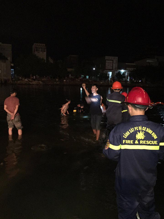 Lực lượng cứu hộ triển khai tìm kiếm nạn nhân S. sau khi bị đuối nước.