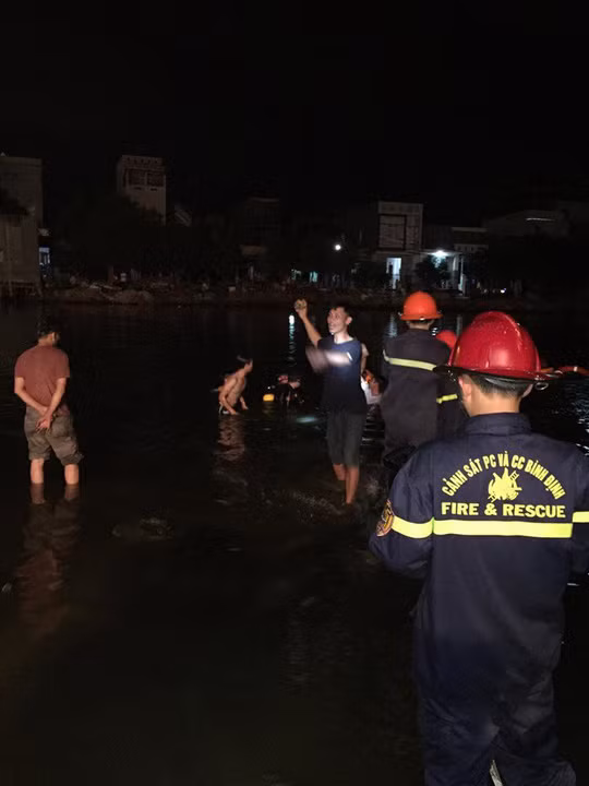 Lực lượng cứu hộ triển khai tìm kiếm nạn nhân S. sau khi bị đuối nước.