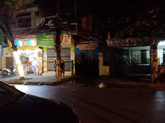 Lối vào nhà ông Vĩnh trên đường Hàn Thuyên