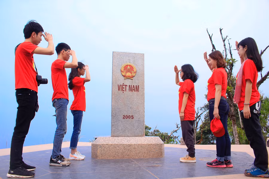 Các bạn trẻ tự hào được đứng trước cột mốc thiêng liêng A Pa Chải