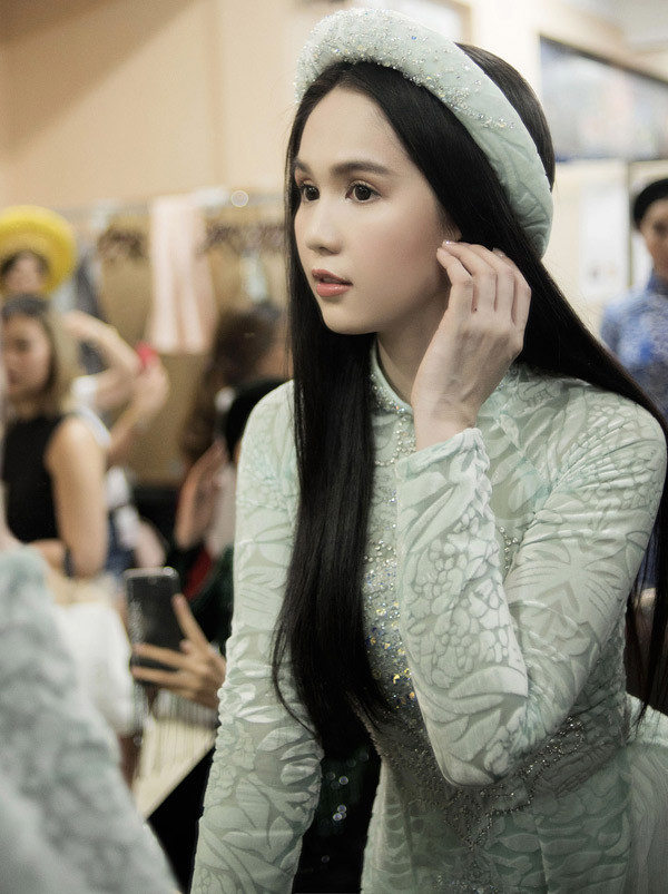 Ngọc Trinh chuẩn bị kỹ lưỡng trước show diễn. Cô được mời giữ vị trí mở màn sưu tập áo dài nhung của nhà thiết kế Bảo Bảo. Ngọc Trinh chuẩn bị kỹ lưỡng trước show diễn. Cô được mời giữ vị trí mở màn sưu tập áo dài nhung của nhà thiết kế Bảo Bảo, tối 21-4.