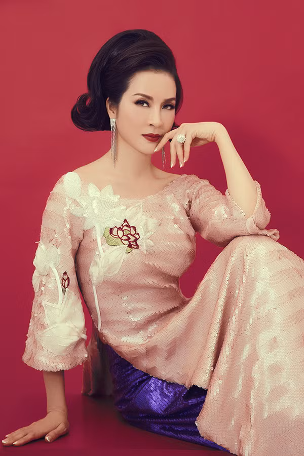 Áo dài thiết kế trên chất liệu vải sequins lấp lánh được nữ MC chọn lựa để giúp mình toả sáng với hình ảnh quý cô cổ điển.