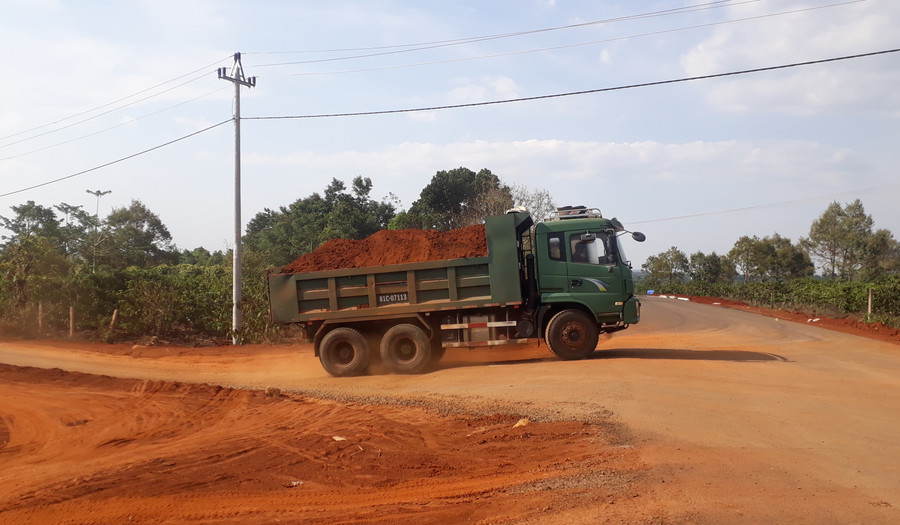 Đường Hồ Chí Minh tuyến tránh TP. Pleiku đoạn qua xã Ia Hrung đang được thi công. Ảnh: Văn Ngọc  Đường Hồ Chí Minh tuyến tránh TP. Pleiku đoạn qua xã Ia Hrung đang được thi công. Ảnh: Văn Ngọc