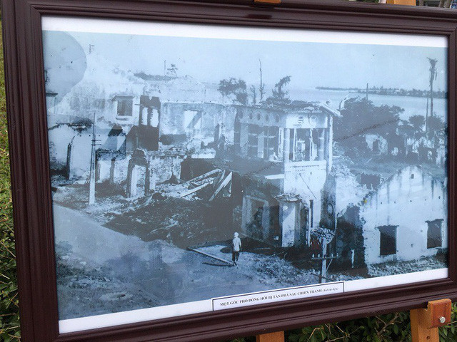 Một góc phố Đồng Hới bị tàn phá sau chiến tranh