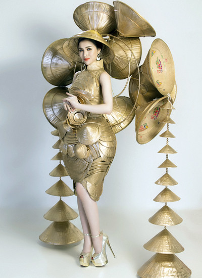 Trang phục hình nón lá của Thư Dung.