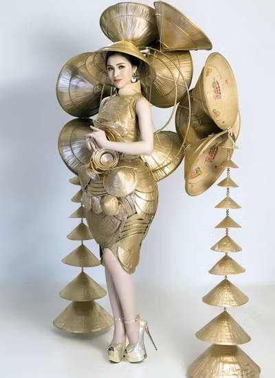 Trang phục hình nón lá của Thư Dung.