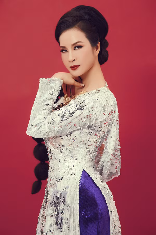 Bộ ảnh được thực hiện với sự hỗ trợ của nhiếp ảnh Tom Nguyễn, stylist Tân Đà Lạt, trang điểm Dũng Phan, làm tóc Trâm Anh.