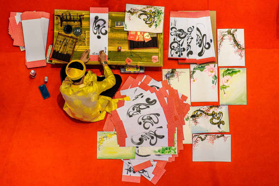 Một ông đồ trẻ viết thư pháp qua phong cách minimalism