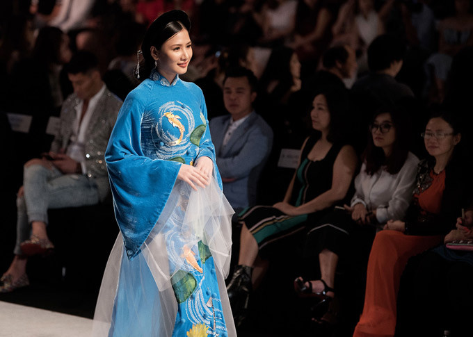 Chân dài Tường Vy điệu đà hóa thiếu nữ xưa với áo dài nhung xanh da trời. Chân dài Tường Vy điệu đà hóa thiếu nữ xưa với áo dài nhung xanh da trời.