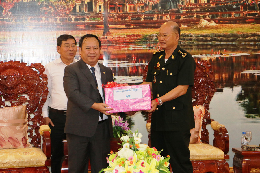 Nhận quà cảm ơn từ lãnh đạo Bộ Tư lệnh Quân khu I-Quân đội Hoàng gia Campuchia. Ảnh: Trần Dung Nhận quà cảm ơn từ lãnh đạo Bộ Tư lệnh Quân khu I-Quân đội Hoàng gia Campuchia. Ảnh: Trần Dung