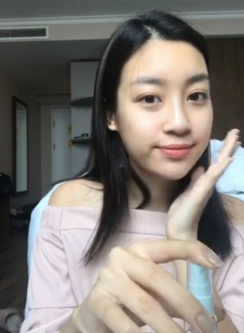 Làn da khi mới ngủ dậy của Hoa hậu được fan khen căng bóng, khỏe mạnh. "Mỹ Linh là Hoa hậu dũng cảm nhất showbiz vì dám khoe mặt mộc như vậy", độc giả Bình An chia sẻ. Xem liệu trình trị liệu da của Mỹ Linh Làn da khi mới ngủ dậy của Hoa hậu được fan khen căng bóng, khỏe mạnh.