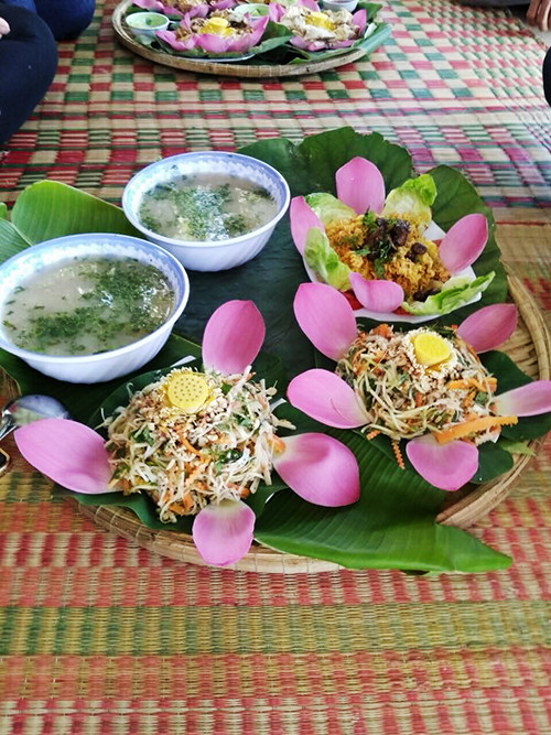  Sau khi tham quan hay trải nghiệm chèo xuồng hái sen, du khách có thể thưởng thức những món ăn dân dã của người Chăm. Gà hấp sen, cháo hạt sen hay gỏi ngó sen là các món bạn nhất định phải thử.