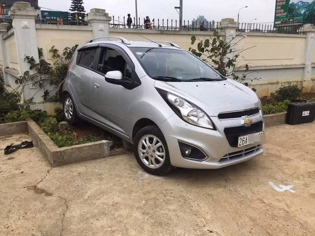  Chiếc ô tô cô giáo Nguyễn Thị Hương lùi bất cẩn trong sân trường khiến em Sồng A Ninh tử vong.