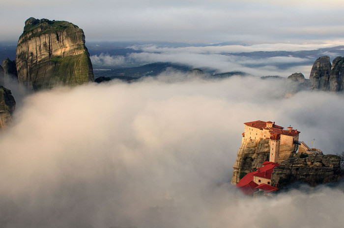 Tu viện Roussanou ẩn hiện trong sương mù - Ảnh: Dimitrios Tilis/Getty Tu viện Roussanou ẩn hiện trong sương mù - Ảnh: Dimitrios Tilis/Getty