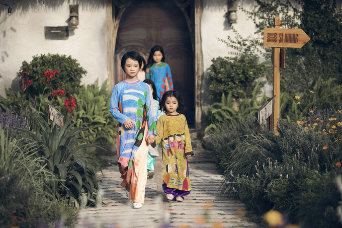 NTK Sỹ Hoàng lại giới thiệu bộ sưu tập áo dài in họa tiết những bức tranh của các bé trong sự kiện chiều qua. NTK Sỹ Hoàng lại giới thiệu bộ sưu tập áo dài in họa tiết những bức tranh của các bé trong sự kiện chiều qua.