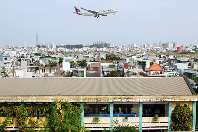 Một trường học nằm dưới đường hạ cánh của máy bay