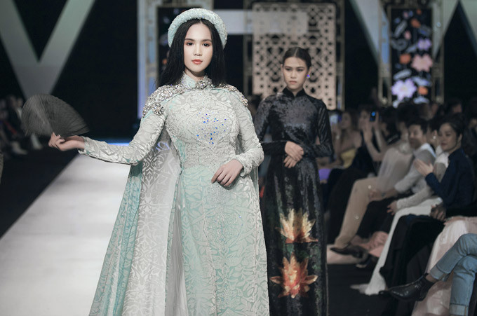 Trang phục Ngọc Trinh mặc đính 5.000 viên pha lê cao cấp, dài 3m. Trang phục Ngọc Trinh mặc đính 5.000 viên pha lê cao cấp, dài 3m.