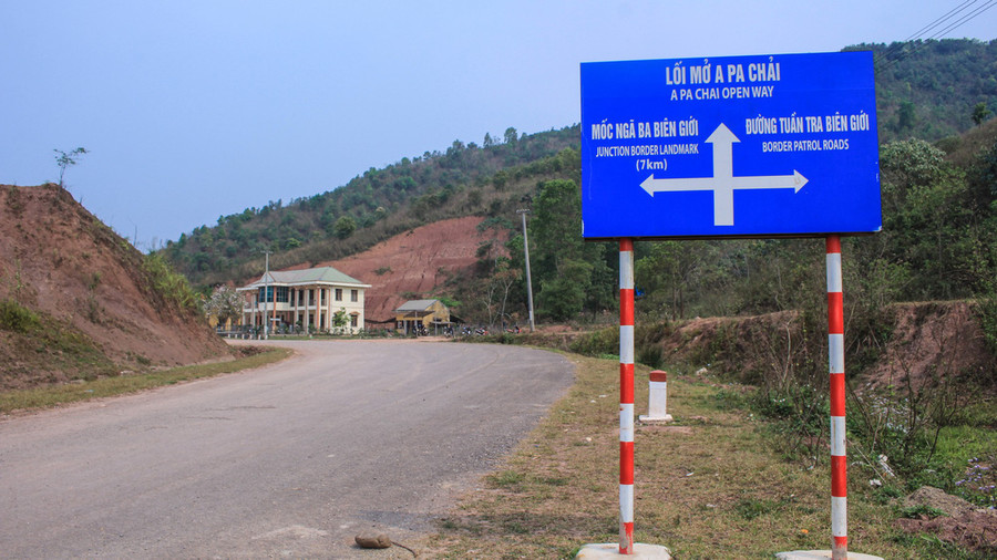  Biển chỉ dẫn đường lên cột mốc