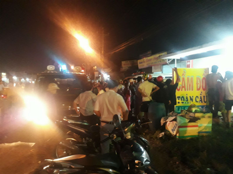  Đông người dân hiếu kỳ tập trung tại hiện trường vụ việc 