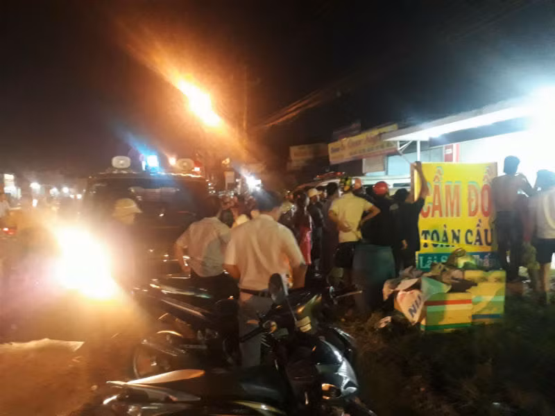  Đông người dân hiếu kỳ tập trung tại hiện trường vụ việc 