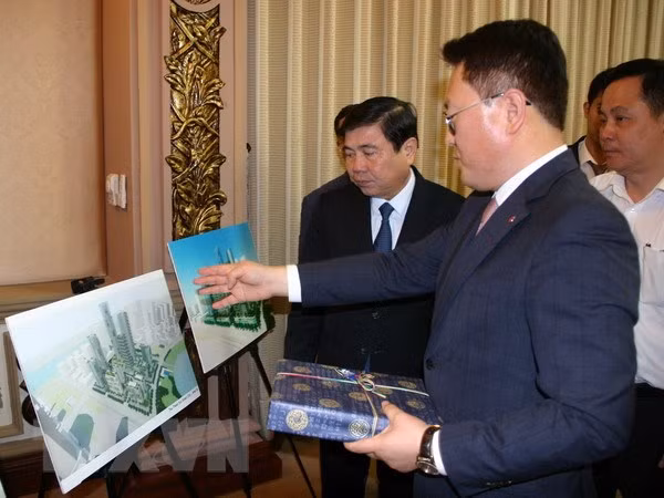Chủ tịch UBND Thành phố Hồ Chí Minh Nguyễn Thành Phong và Tổng Giám đốc Điều hành Công ty Lotte Asset Development Lee Kwang Young trao đổi về phối cảnh dự án.