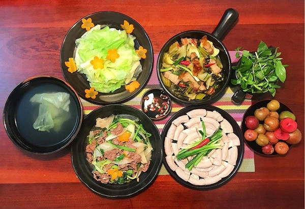 Chị Nguyễn Tâm khoe chồng chị nấu ăn ngon không kém vợ. Những lúc chị bận, anh thường xắn tay vào bếp trổ tài đãi cả nhà. Vợ chồng chị Tâm thích chia sẻ cùng nhau chuyện nội trợ. Anh hay chở chị chợ, đi sắm đồ dùng rồi quanh quẩn nhặt rau, vo gạo phụ vợ trong bếp. Chị Nguyễn Tâm khoe chồng chị nấu ăn ngon không kém vợ. Những lúc chị bận, anh thường xắn tay vào bếp trổ tài đãi cả nhà. Vợ chồng chị Tâm thích chia sẻ cùng nhau chuyện nội trợ. Anh hay chở chị chợ, đi sắm đồ dùng rồi quanh quẩn nhặt rau, vo gạo phụ vợ trong bếp.