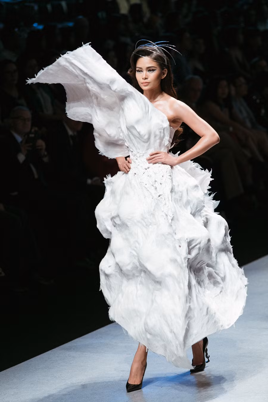  Mâu Thủy đảm nhận vị trí vedette trong bộ sưu tập của NTK Hoàng Minh Hà. Đây là món quà dành tặng giới mộ điệu tham dự tuần lễ thời trang năm nay.