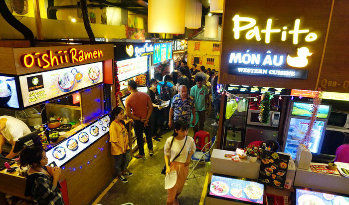 Nhiều người dân TP.HCM thường tìm đến khám phá những nơi tập trung buôn bán và giải trí của người nước ngoài. Trong ảnh là chợ ẩm thực châu Á ở "phố tây" Phạm Ngũ Lão, Q.1, TP.HCM. Nhiều người dân TP.HCM thường tìm đến khám phá những nơi tập trung buôn bán và giải trí của người nước ngoài. Trong ảnh là chợ ẩm thực châu Á ở