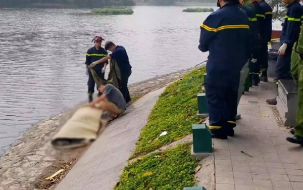 Lực lượng chức năng đưa thi thể nạn nhân lên bờ. Lực lượng chức năng đưa thi thể nạn nhân lên bờ.