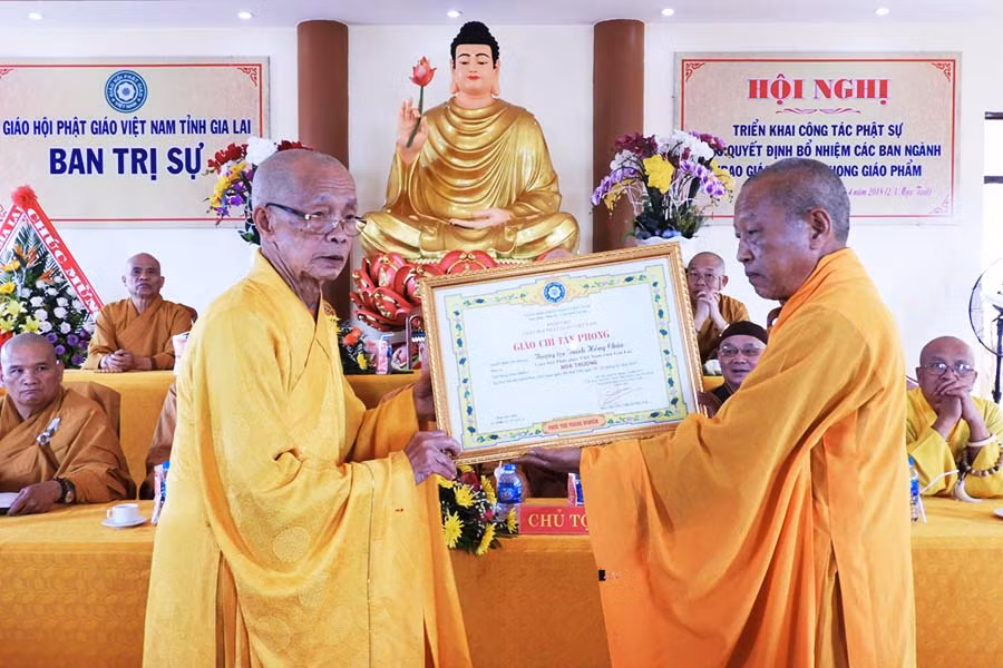  Nghi thức trao Giáo chỉ tấn phong Giáo phẩm. Ảnh: T.N