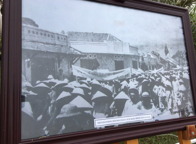 Nhân dân Đồng Hới đón chào cách mạng thắng lợi