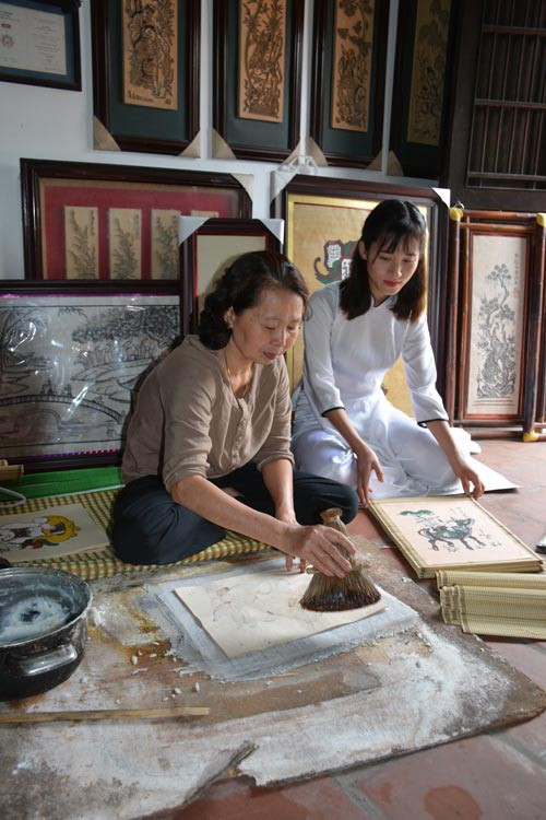 Nghệ nhân Nguyễn Thị Oanh truyền nghề cho học trò Nghệ nhân Nguyễn Thị Oanh truyền nghề cho học trò