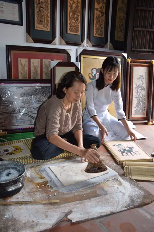 Nghệ nhân Nguyễn Thị Oanh truyền nghề cho học trò