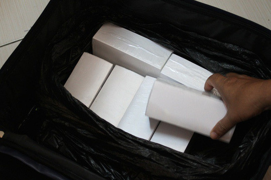 Va-li đựng 17 cọc giấy màu trắng mà các nghi phạm nói với nạn nhân là tiền USD nếu được rửa bằng hóa chất. Ảnh: Công an cung cấp Va-li đựng 17 cọc giấy màu trắng mà các nghi phạm nói với nạn nhân là tiền USD nếu được rửa bằng hóa chất. Ảnh: Công an cung cấp